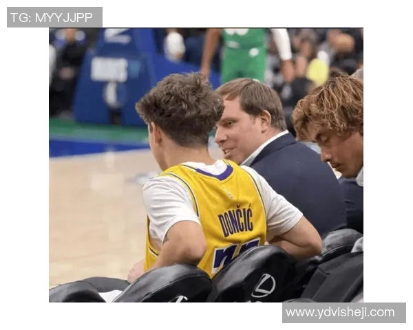 独行侠老板与东契奇球迷同框!哈里森又被高呼辞退:脸色铁青生无可恋 独行侠老板与东契奇球迷同框!哈里森又被高呼辞退:脸色铁青生无可恋